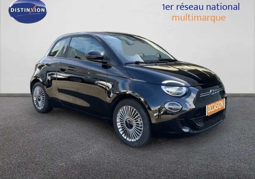 Vue 3/4 avant droite d'une Fiat 500 électrique noire Onyx avec jantes spécifiques et calandre épurée.