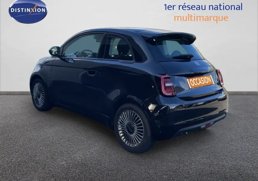 Fiat 500 électrique noir Onyx vue 3/4 arrière droit, jantes spécifiques et toit avec petit aileron.