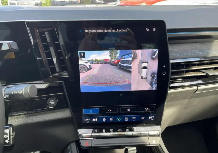 Vue du tableau de bord du Renault Austral 2026 avec écran tactile affichant la caméra de recul et l'aide au stationnement 360°.