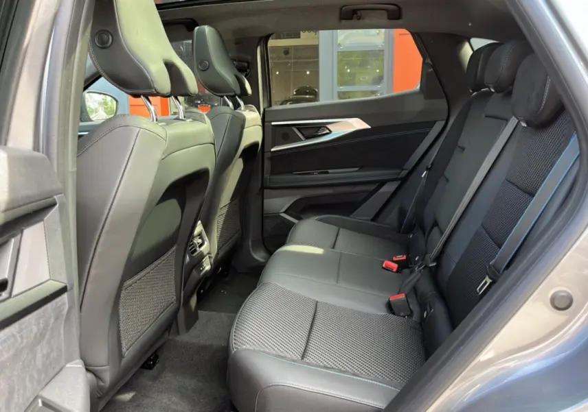 Vue intérieure arrière côté droit du Renault Austral 200 Esprit Alpine avec sellerie semi-alcantara noire et finitions modernes.