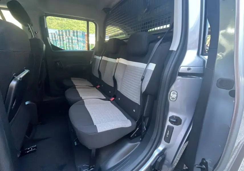 Vue intérieure côté droit sur la banquette arrière 3 sièges indépendants du Citroën Berlingo gris Artense 2026.