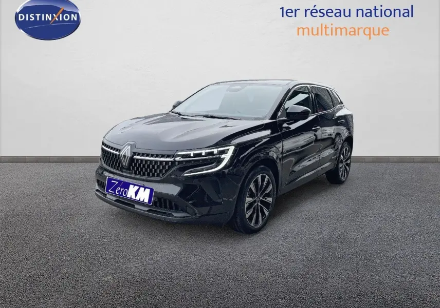 Renault Austral E-Tech hybride noir étoile métal en 3/4 avant droit avec calandre distinctive et jantes bi-ton.