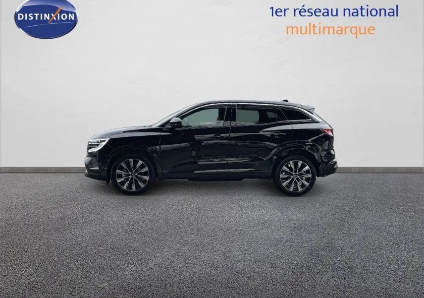 Profil côté gauche du Renault Austral E-Tech Full Hybrid 200ch en noir étoile métal, sur fond neutre intérieur showroom.