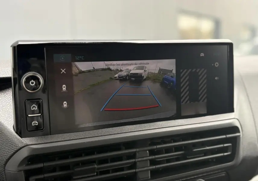 Écran tactile intérieur montrant la caméra de recul du Citroën Jumpy 2025 avec vue arrière sur parking.