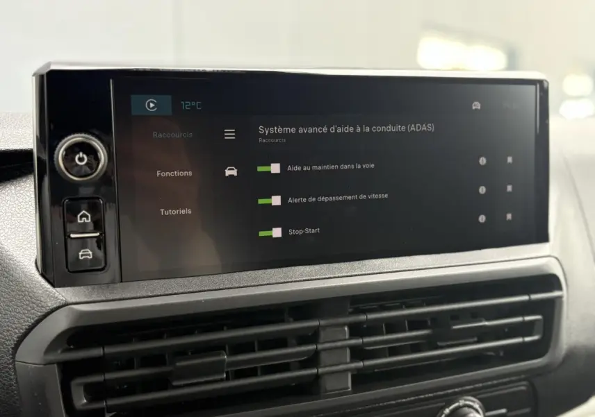 Écran tactile 10 pouces du tableau de bord du Citroën Jumpy 2025 affichant les aides à la conduite avancées