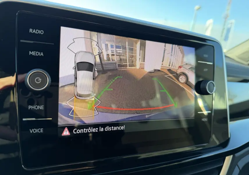 Écran de caméra de recul du Volkswagen T-Roc 2025 affichant l'aide au stationnement en vue arrière.