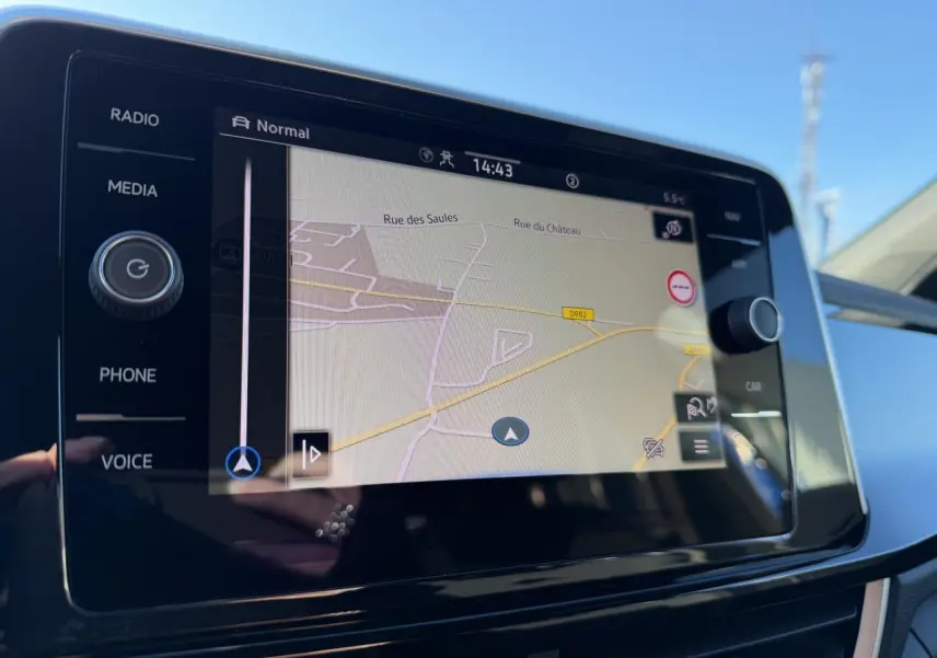 Écran tactile du système de navigation Discover Media dans l'habitacle du Volkswagen T-Roc 2025.