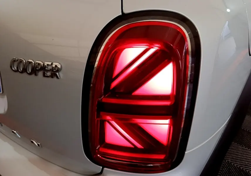 Gros plan sur le feu arrière droit rouge avec motif Union Jack du MINI Countryman gris clair, version Cooper 2022.