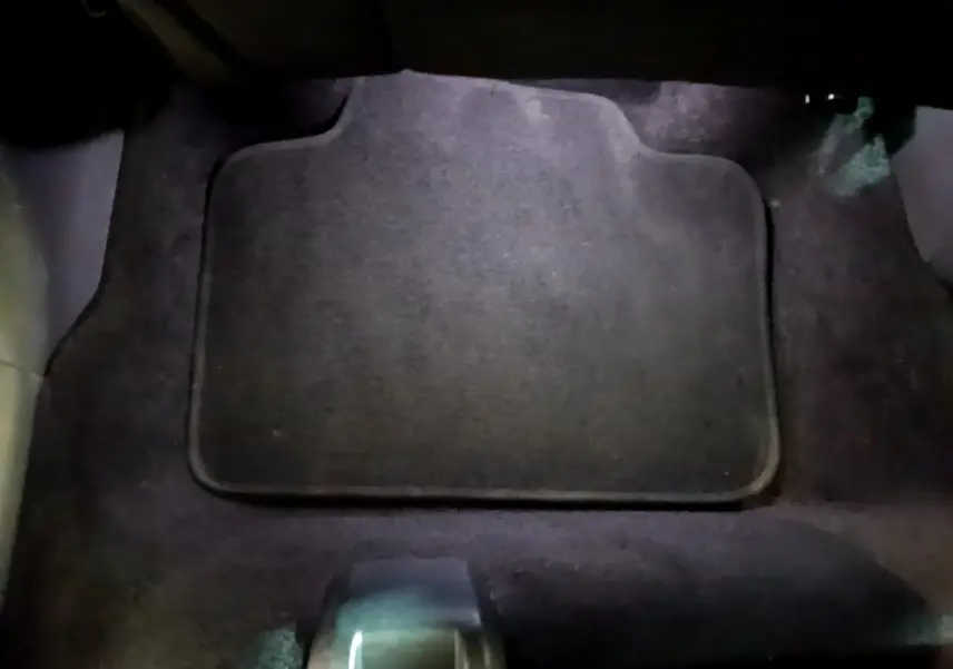 Vue rapprochée du tapis de sol noir côté passager avant du MINI Countryman gris clair 2022.