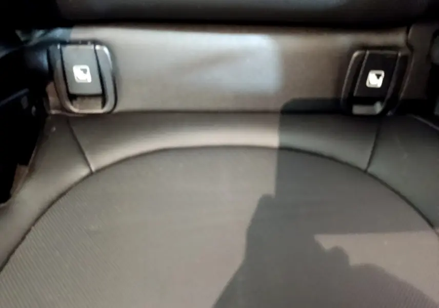 Gros plan sur la banquette arrière noire du MINI Countryman Cooper Edition Premium Plus 2022 avec attaches Isofix visibles.