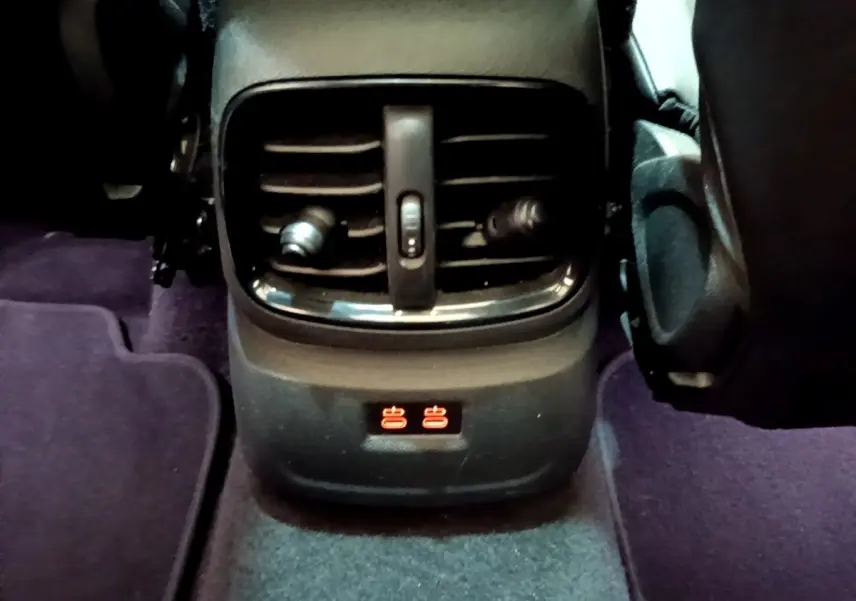 Vue rapprochée de la console arrière avec bouches d’aération et commandes de sièges chauffants dans un MINI Countryman gris clair.