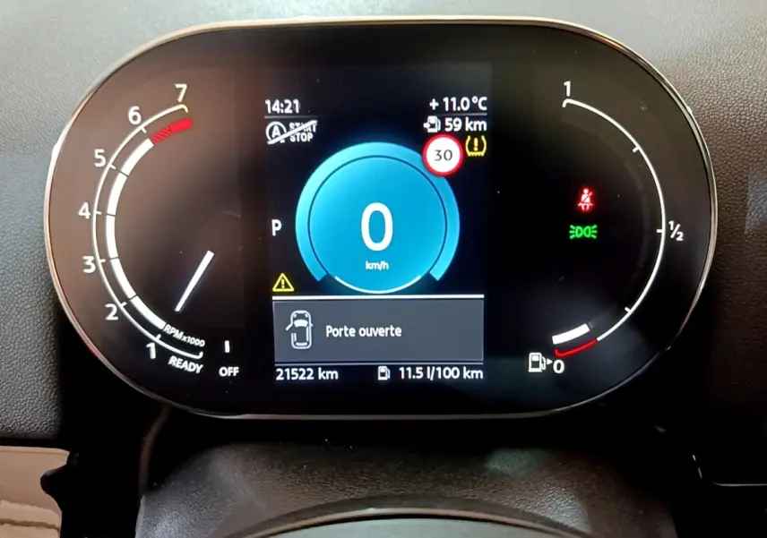 Vue rapprochée du combiné d'instruments numérique de la MINI Countryman gris clair, affichant vitesse et alertes.