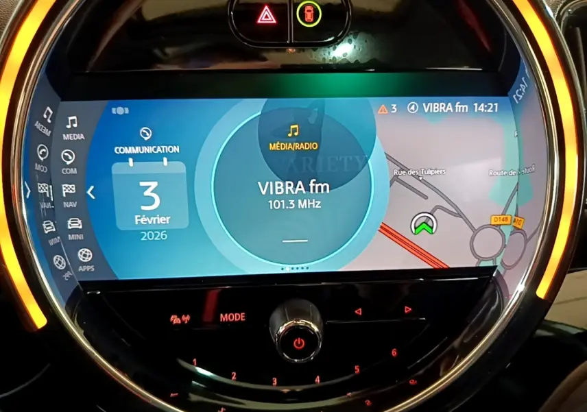 Gros plan sur l’écran tactile central du MINI Countryman 2022 avec affichage navigation et ambiance lumineuse orange.