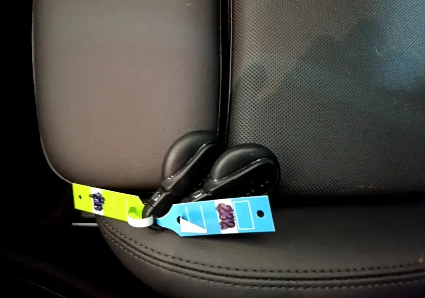 Gros plan sur deux clés MINI posées sur un siège en cuir noir perforé, intérieur du MINI Countryman 2022.