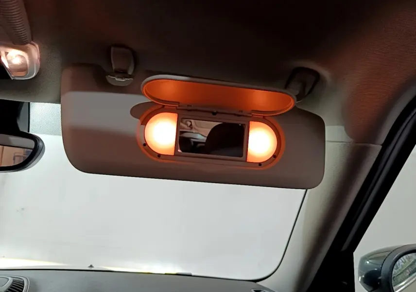 Miroir de courtoisie éclairé sur pare-soleil côté conducteur dans l’habitacle d’un MINI Countryman gris clair 2022.