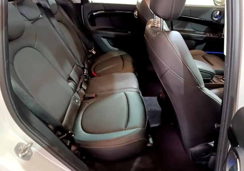 Vue intérieure côté gauche montrant la banquette arrière en cuir noir du MINI Countryman gris clair 2022.