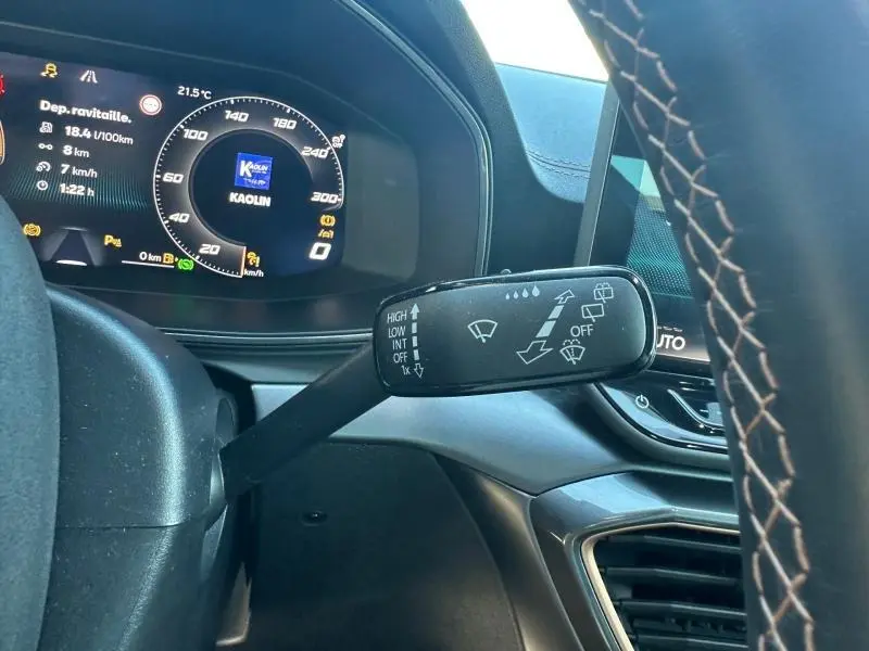 Gros plan sur la commande des essuie-glaces côté gauche du tableau de bord d’un CUPRA Formentor blanc Nevada 2025.