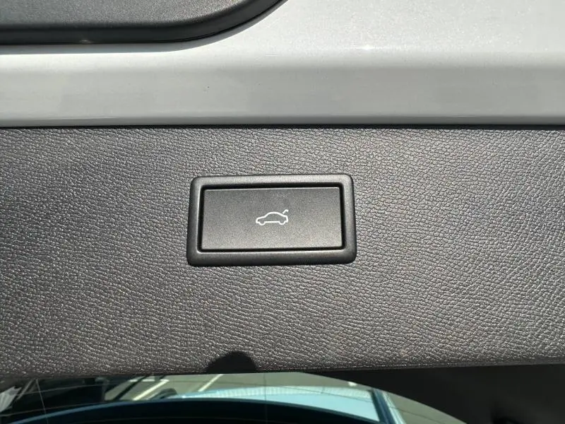 Bouton d'ouverture électrique du hayon sur la partie intérieure du coffre du CUPRA Formentor blanc Nevada métallisé 2025.