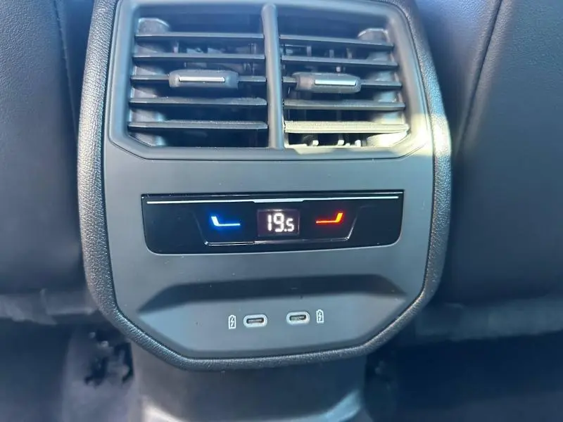 Détail de la console arrière du CUPRA Formentor 2025 avec commandes de climatisation et ports USB, intérieur noir.