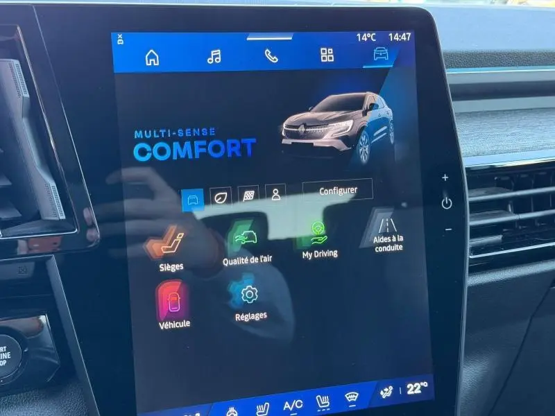 Écran tactile intérieur du Renault Austral 2024 affichant le mode Confort et un visuel du véhicule gris schiste.