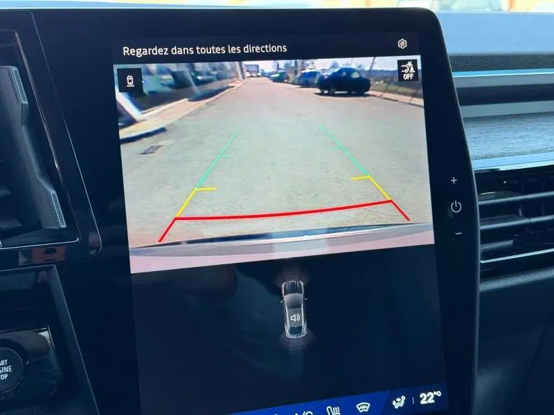 Écran tactile intérieur montrant la caméra de recul du Renault Austral gris Schiste, avec guidage de trajectoire coloré.