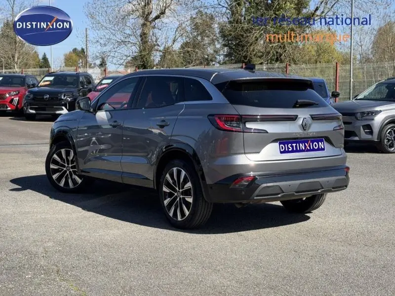 Vue 3/4 arrière droite d'un Renault Austral gris schiste avec jantes alliage et feux arrière LED distinctifs.