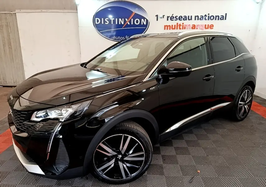 Peugeot 3008 PureTech 130 GT Pack noir, vue 3/4 avant droit, jantes alliage et détails chromés visibles.