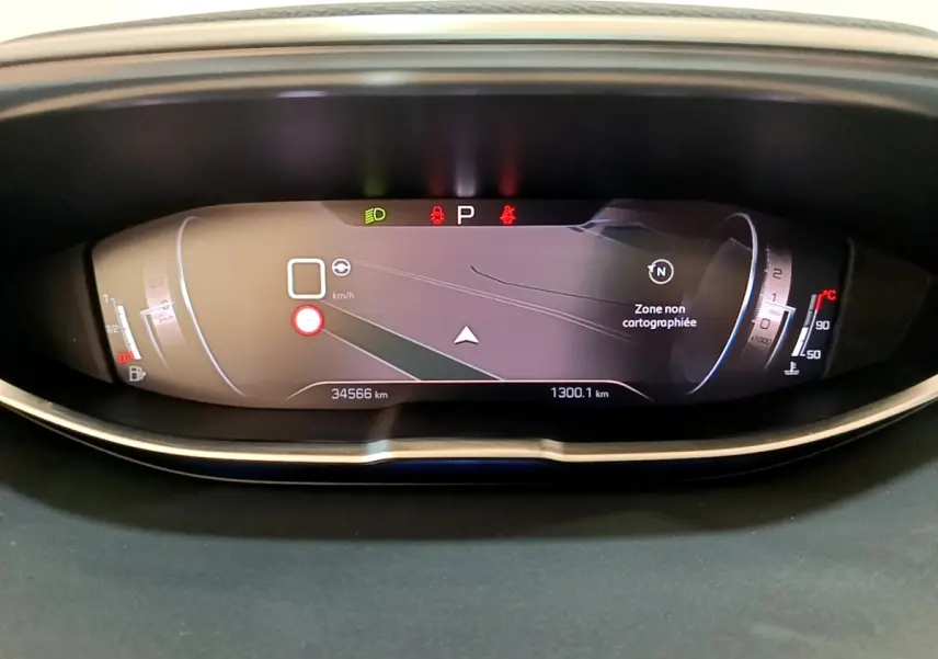 Affichage numérique du tableau de bord du Peugeot 3008 noir, avec navigation et indicateurs de vitesse et température.