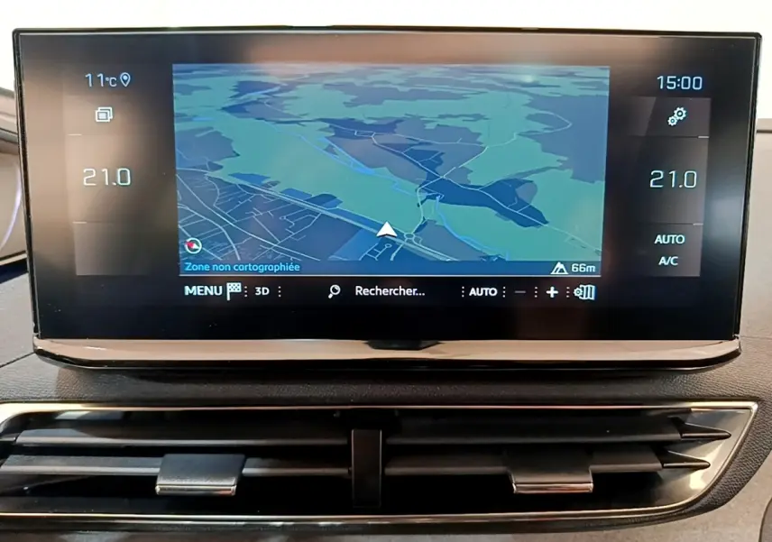 Écran tactile central du tableau de bord du Peugeot 3008 noir, affichant la navigation avec carte en vue 3D.