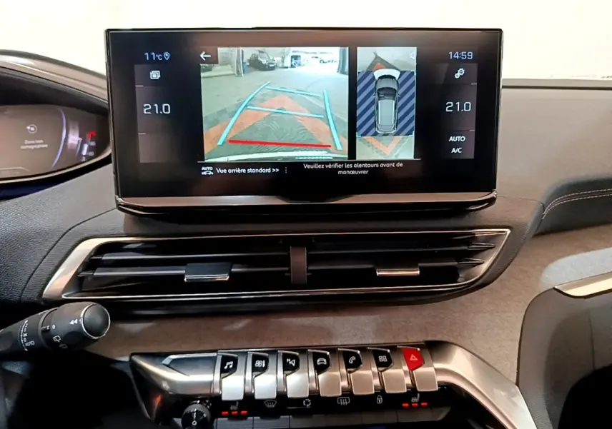 Vue rapprochée de l’écran tactile central affichant la caméra 360° dans l’habitacle du Peugeot 3008 noir 2022.