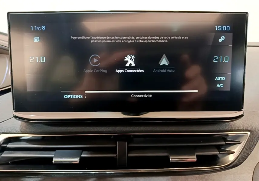 Écran tactile central du tableau de bord du Peugeot 3008 noir, affichant Apple CarPlay et Android Auto.