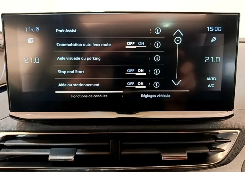 Écran tactile central affichant les réglages d'aide au stationnement et climatisation dans un Peugeot 3008 noir.