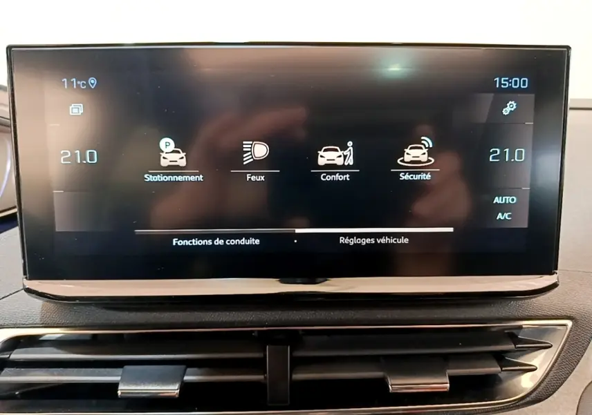 Écran tactile central du tableau de bord du Peugeot 3008 noir, affichant les options de conduite et réglages véhicule.
