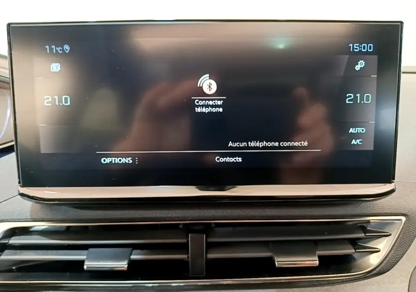 Écran tactile central affichant la connexion Bluetooth dans l’habitacle du Peugeot 3008 noir, vue frontale rapprochée.