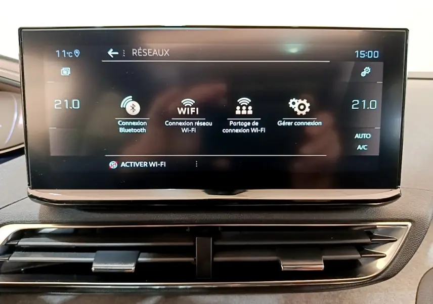 Écran tactile central affichant les options de connexion Wi-Fi et Bluetooth dans un Peugeot 3008 noir, vue intérieure.
