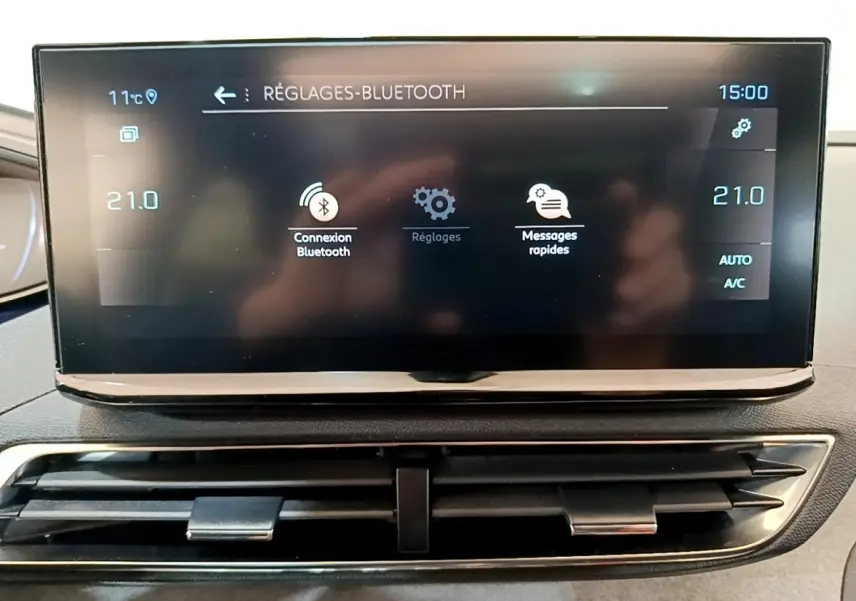 Écran tactile central affichant les réglages Bluetooth dans l’habitacle du Peugeot 3008 noir, vue de face.