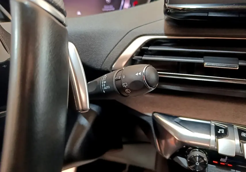 Gros plan sur la manette d’essuie-glace côté gauche du tableau de bord noir du Peugeot 3008 GT Pack 2022.