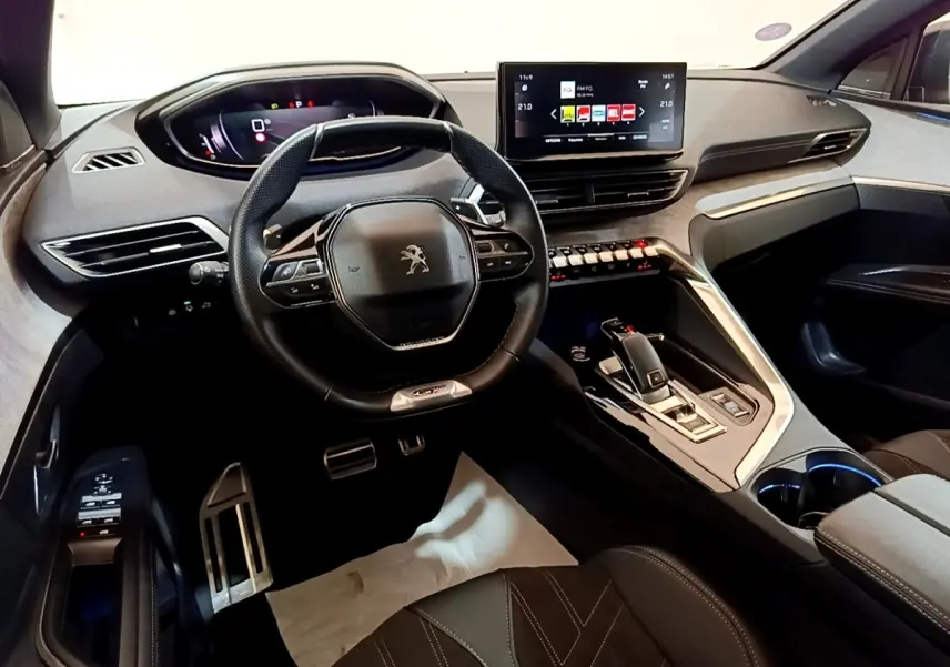 Vue intérieure avant du Peugeot 3008 GT Pack 2022, volant cuir alu, écran tactile central et console moderne noire.