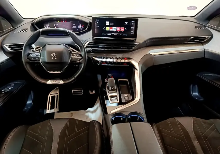 Vue intérieure avant du Peugeot 3008 GT Pack 2022, volant cuir alu multifonctions et écran tactile central noir.