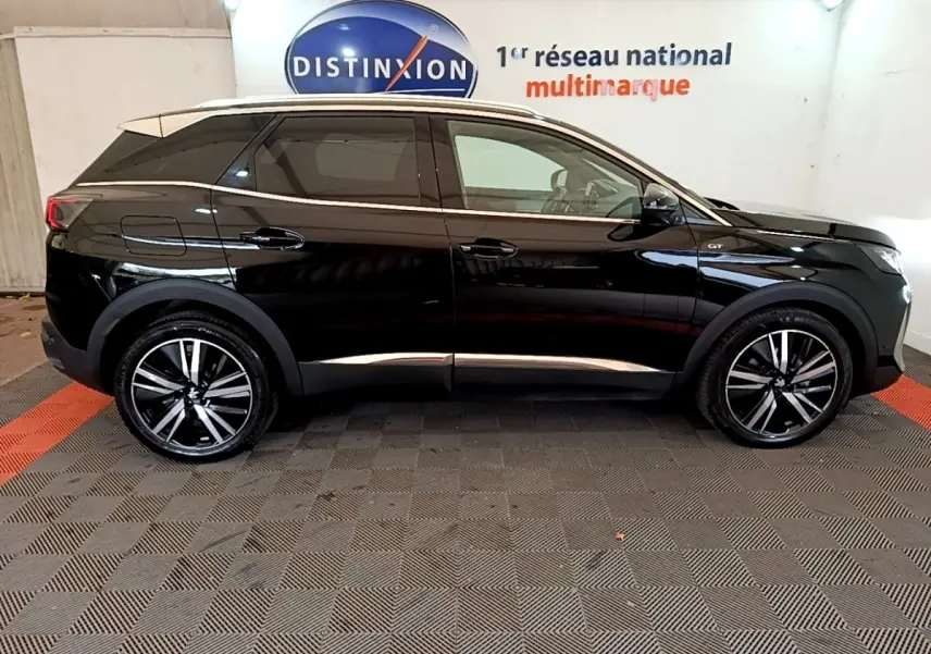 Peugeot 3008 GT Pack noir vue de profil côté gauche, avec jantes alliage et détails chromés sur carrosserie.