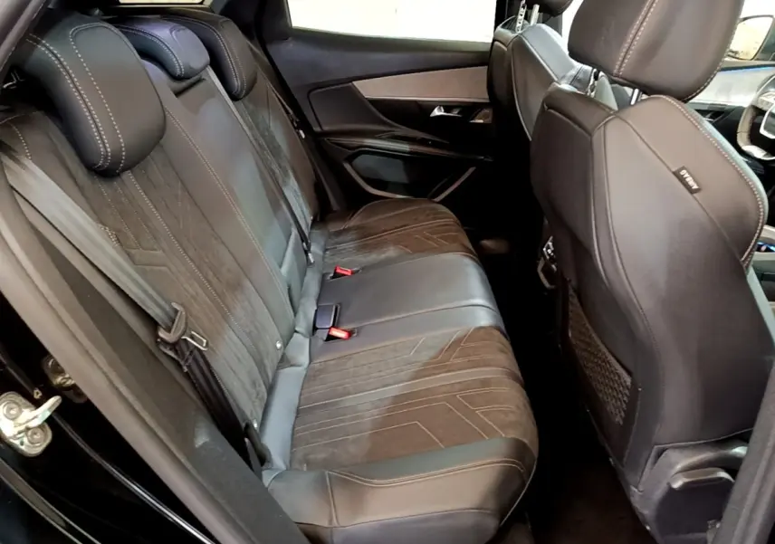 Vue intérieure côté gauche des sièges arrière noirs en cuir et alcantara du Peugeot 3008 GT Pack 2022.