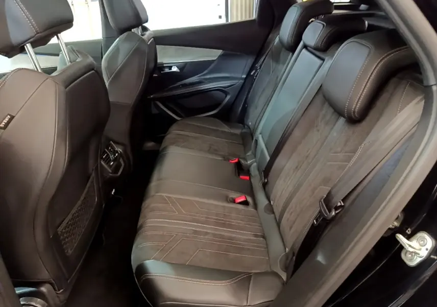 Vue intérieure côté droit des sièges arrière en cuir noir du Peugeot 3008 PureTech 130 GT Pack 2022.