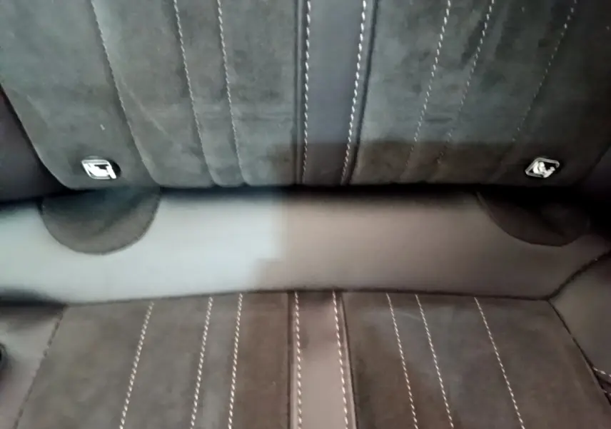 Gros plan sur la banquette arrière noire en cuir et alcantara du Peugeot 3008 GT Pack 2022, avec surpiqûres blanches.