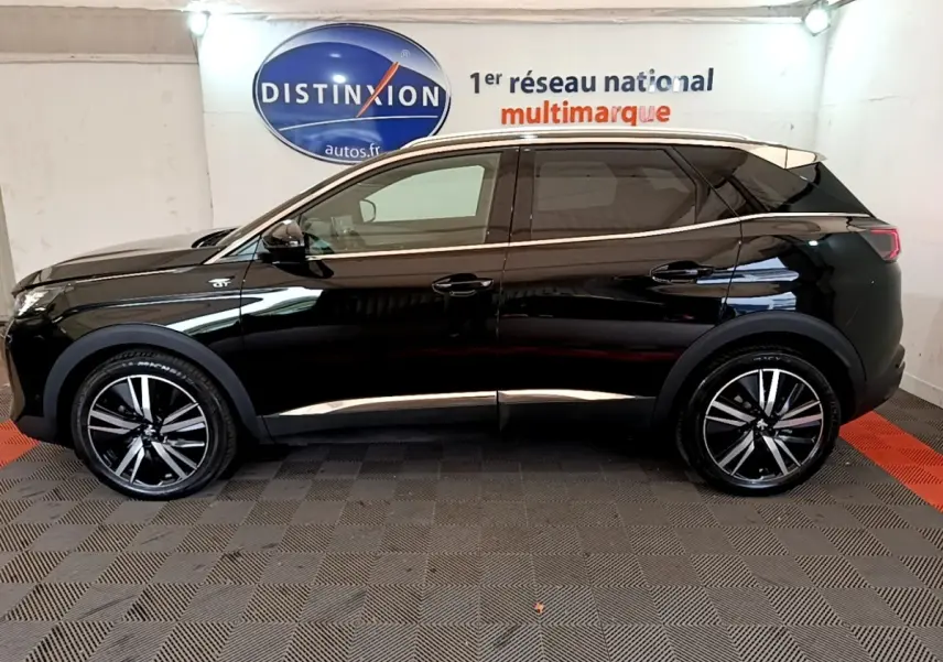 Peugeot 3008 PureTech 130 GT Pack noir, vue profil côté gauche, jantes alliage et toit contrasté blanc.