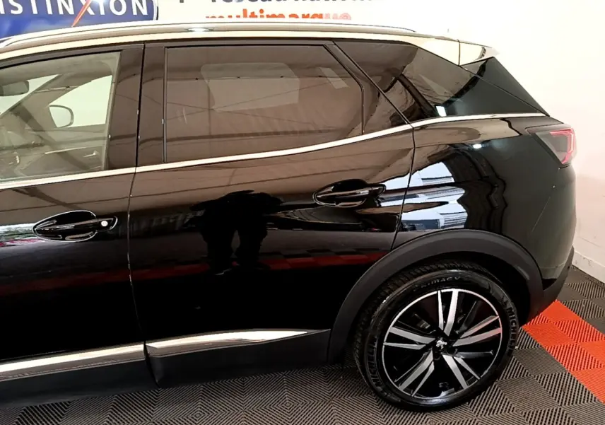 Vue latérale droite du Peugeot 3008 noir avec jante alliage et détails chromés sur les portes et les vitres.