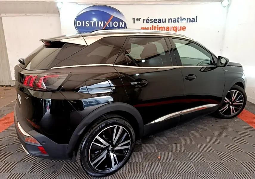 Peugeot 3008 GT Pack noir vue 3/4 arrière droit, jantes alliage noires et feux arrière LED distinctifs.