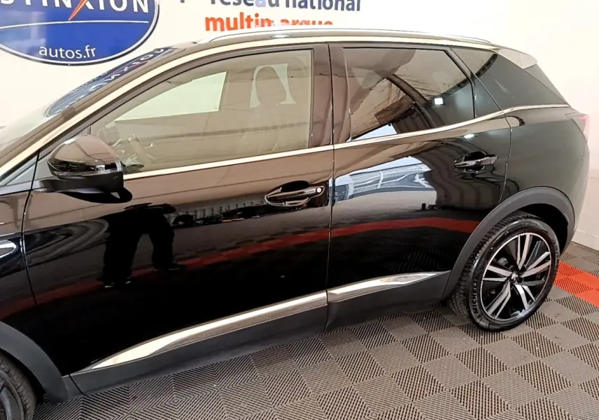 Profil droit du Peugeot 3008 noir 2022 avec jantes alliage et détails chromés sur les bas de caisse.