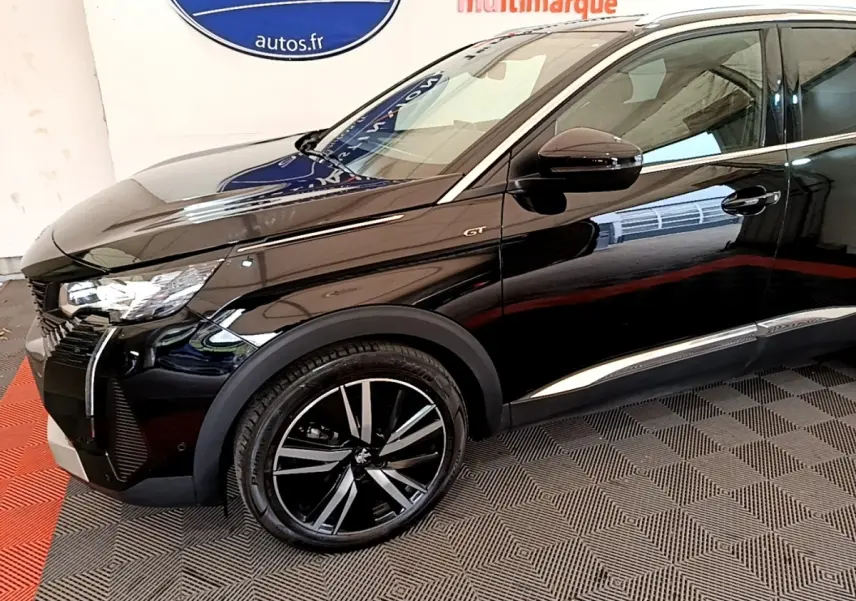 Vue 3/4 avant droit du Peugeot 3008 GT Pack noir brillant avec jantes alliage et détails chromés sur le bas de caisse.