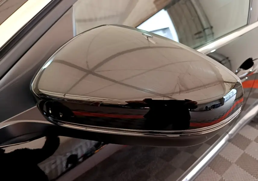 Gros plan sur le rétroviseur extérieur droit noir brillant du Peugeot 3008 GT Pack 2022, reflet d'intérieur visible.