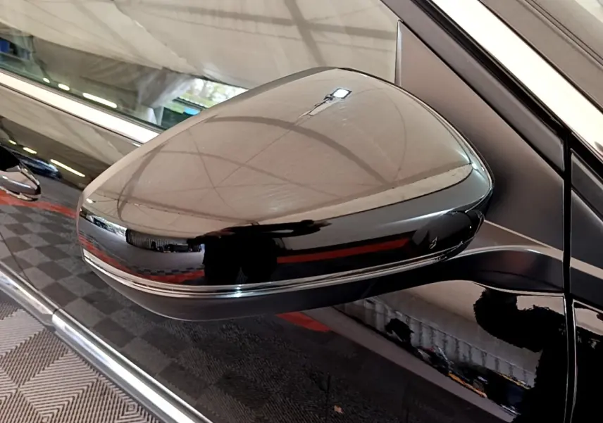 Rétroviseur côté gauche noir brillant du Peugeot 3008 GT Pack 2022 avec bande chromée, reflet intérieur visible.